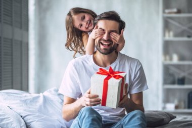 Seni seviyorum, baba! Yakışıklı genç adam evde küçük sevimli kızı. Mutlu babalar günü!