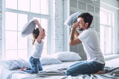 Seni seviyorum, baba! Yakışıklı genç adam evde küçük şirin kızı ile birlikte eğlenceli yaşıyorsanız. Mutlu babalar günü!