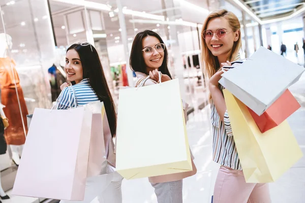 Три Привабливі Молоді Дівчата Роблять Покупки Сумками Сучасному Торговому Центрі — стокове фото