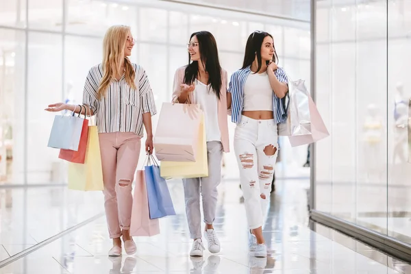 Tres Chicas Jóvenes Atractivas Están Haciendo Compras Con Bolsas Compras —  Fotos de Stock