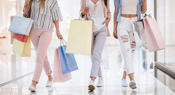 Imagem Recortada Três Jovens Atraentes Estão Fazendo Compras Com Sacos — Fotografia de Stock