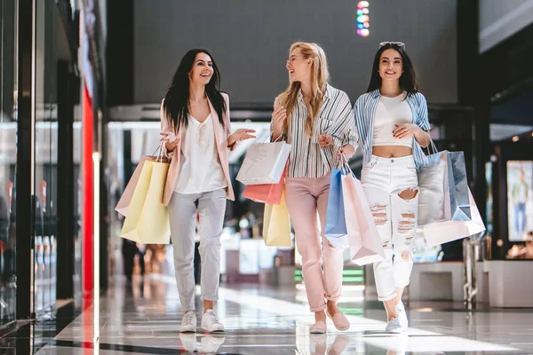 Három Vonzó Fiatal Lányok Csinálás Bevásárló Szatyrok Modern Mall Bevásárló — Stock Fotó