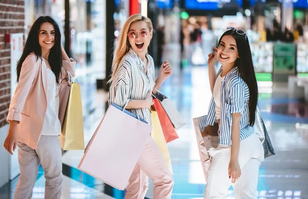 Trois Jolies Jeunes Filles Font Shopping Avec Des Sacs Provisions — Photo