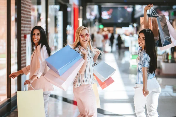 Három Vonzó Fiatal Lányok Csinálás Bevásárló Szatyrok Modern Mall Bevásárló — Stock Fotó