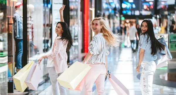 Três Jovens Atraentes Estão Fazendo Compras Com Sacos Compras Shopping — Fotografia de Stock