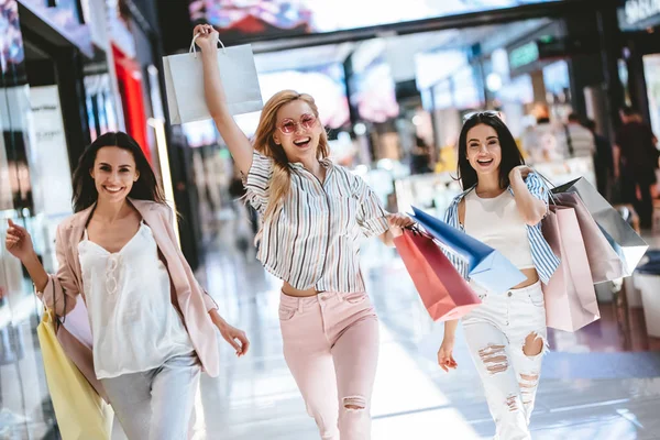 Három Vonzó Fiatal Lányok Csinálás Bevásárló Szatyrok Modern Mall Bevásárló — Stock Fotó