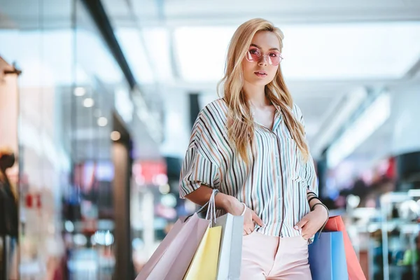 Jovem Mulher Feliz Atraente Está Fazendo Compras Com Sacos Compras — Fotografia de Stock