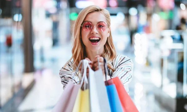 Jovem Mulher Feliz Atraente Está Fazendo Compras Com Sacos Compras — Fotografia de Stock