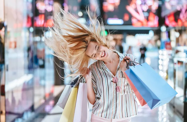 Jovem Mulher Feliz Atraente Está Fazendo Compras Com Sacos Compras — Fotografia de Stock