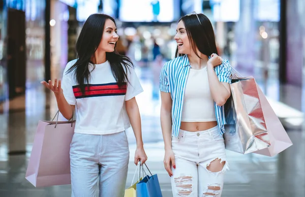 Dos Chicas Jóvenes Atractivas Están Haciendo Compras Con Bolsas Compras —  Fotos de Stock