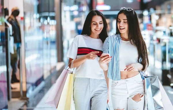 Két Vonzó Fiatal Lányok Csinálás Bevásárló Szatyrok Modern Mall Bevásárló — Stock Fotó