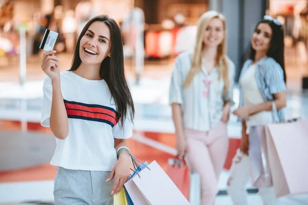 Três Jovens Atraentes Estão Fazendo Compras Com Sacos Compras Shopping — Fotografia de Stock