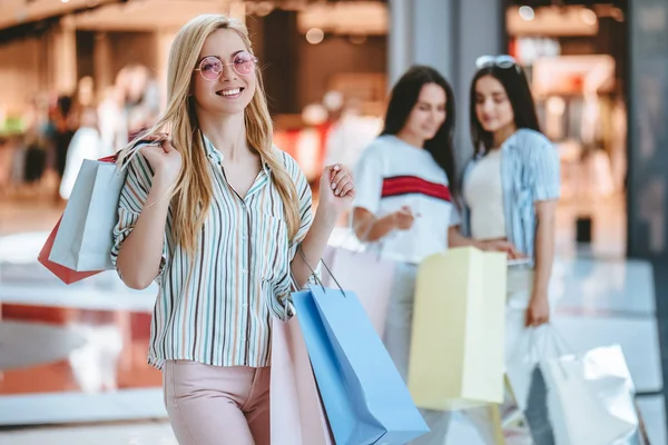 Három Vonzó Fiatal Lányok Csinálás Bevásárló Szatyrok Modern Mall Bevásárló — Stock Fotó