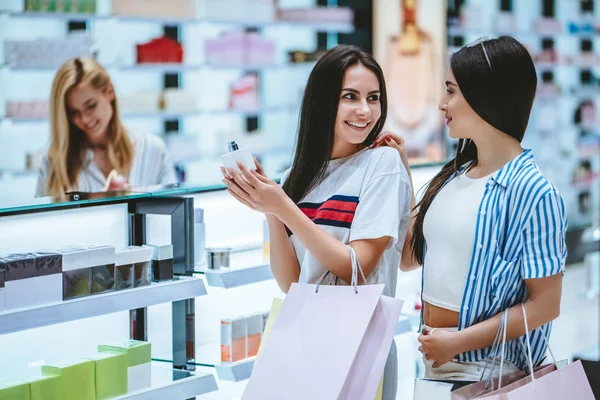 Três Jovens Atraentes Estão Fazendo Compras Com Sacos Compras Loja — Fotografia de Stock