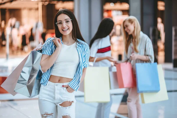 Tres Chicas Jóvenes Atractivas Están Haciendo Compras Con Bolsas Compras —  Fotos de Stock