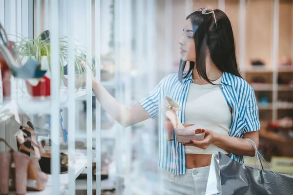 Muchacha Joven Atractiva Está Haciendo Compras Con Bolsas Compras Tienda — Foto de Stock