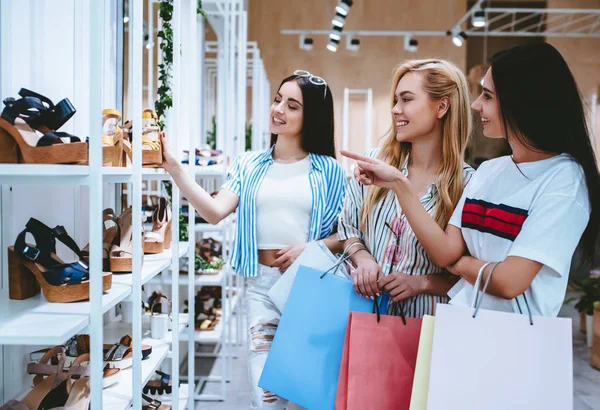 Három Vonzó Fiatal Lányok Csinálás Vásárlás Cipő Bolt Modern Mall — Stock Fotó