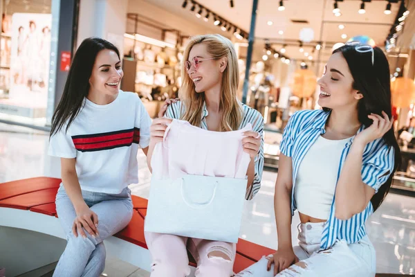 Három Vonzó Fiatal Lányok Csinálás Bevásárló Szatyrok Modern Mall Bevásárló — Stock Fotó