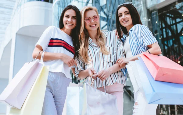 Três Jovens Atraentes Estão Fazendo Compras Com Sacos Compras Shopping — Fotografia de Stock