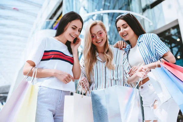 Három Vonzó Fiatal Lányok Csinálás Bevásárló Szatyrok Modern Mall Bevásárló — Stock Fotó