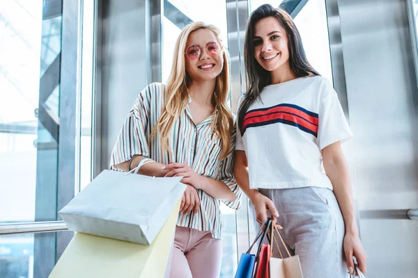Két Vonzó Fiatal Lányok Csinálás Bevásárló Szatyrok Modern Mall Bevásárló — Stock Fotó