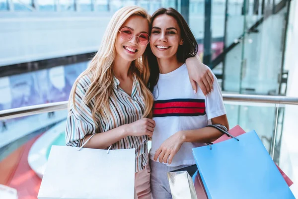 Duas Jovens Atraentes Estão Fazendo Compras Com Sacos Compras Shopping — Fotografia de Stock