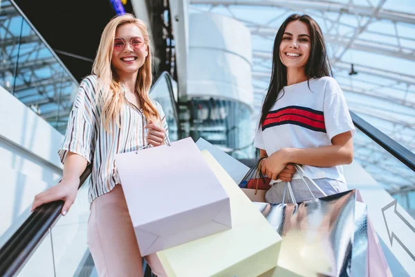 Két Vonzó Fiatal Lányok Csinálás Bevásárló Szatyrok Modern Mall Bevásárló — Stock Fotó