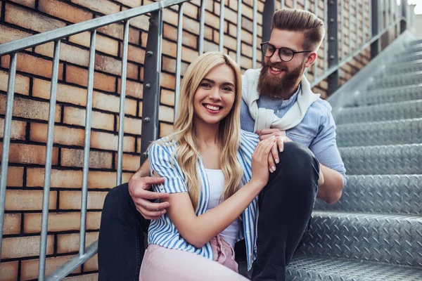 Jovem Elegante Casal Feliz Está Passando Tempo Juntos Livre Mulher — Fotografia de Stock