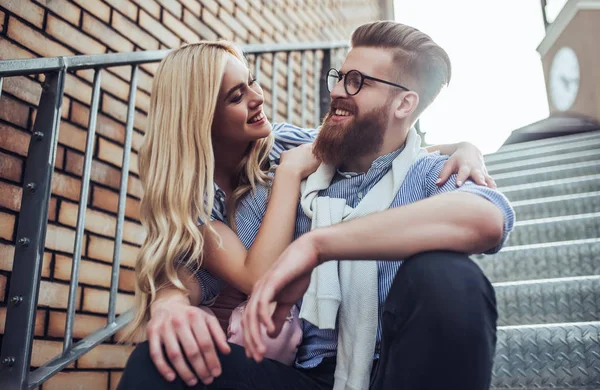 Jovem Elegante Casal Feliz Está Passando Tempo Juntos Livre Mulher — Fotografia de Stock