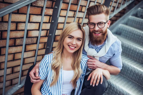 Jovem Elegante Casal Feliz Está Passando Tempo Juntos Livre Mulher — Fotografia de Stock