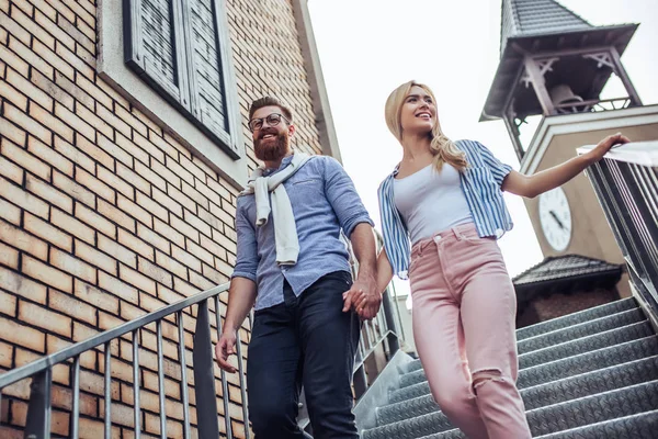 Jonge Stijlvolle Gelukkige Paar Tijd Doorbrengen Samen Buiten Aantrekkelijke Vrouw — Stockfoto