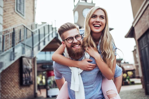Junges Stilvolles Glückliches Paar Verbringt Zeit Zusammen Freien Attraktive Frau — Stockfoto