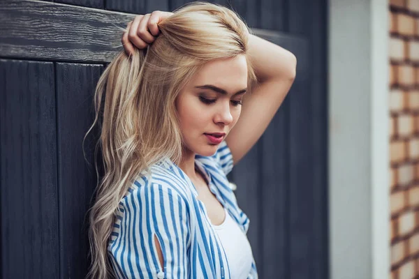 Attractive Young Woman Posing Black Wooden Background City Stylish Girl — Stock Photo, Image