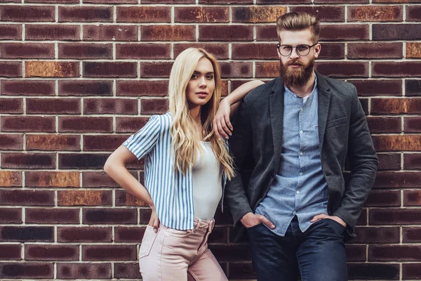 Elegante Pareja Joven Está Pasando Tiempo Juntos Aire Libre Mujer — Foto de Stock