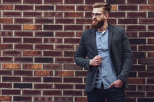 Elegante Hombre Barbudo Está Posando Sobre Fondo Ladrillo Ciudad Joven — Foto de Stock