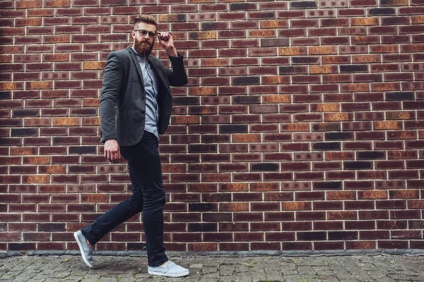 Elegante Hombre Barbudo Está Caminando Sobre Fondo Ladrillo Ciudad Hombre — Foto de Stock