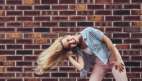 Jovem Atraente Está Posando Fundo Tijolo Cidade Menina Elegante Está — Fotografia de Stock