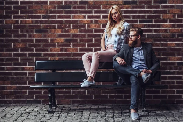 Elegante Pareja Joven Está Pasando Tiempo Juntos Aire Libre Mujer — Foto de Stock