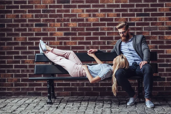 Elegante Jovem Casal Está Passando Tempo Juntos Livre Mulher Atraente — Fotografia de Stock