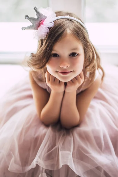 Pequena Menina Bonito Vestido Bonito Está Sentado Perto Janela Casa — Fotografia de Stock