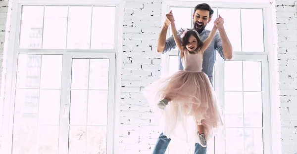 Hou Van Papa Knappe Jongeman Thuis Met Zijn Schattig Meisje — Stockfoto