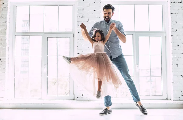 Ich Liebe Dich Papa Schöner Junger Mann Tanzt Hause Mit — Stockfoto