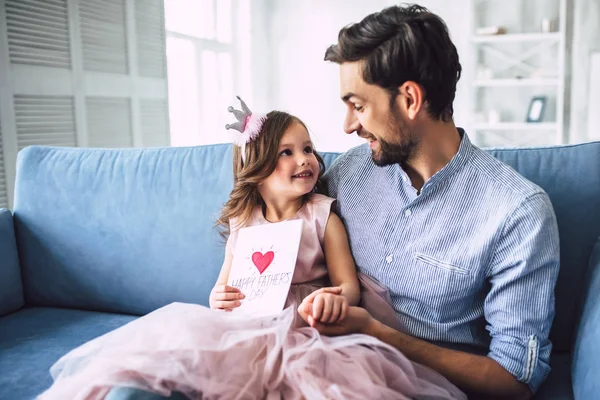 Amo Pai Jovem Bonito Casa Com Sua Menina Fofa Feliz — Fotografia de Stock