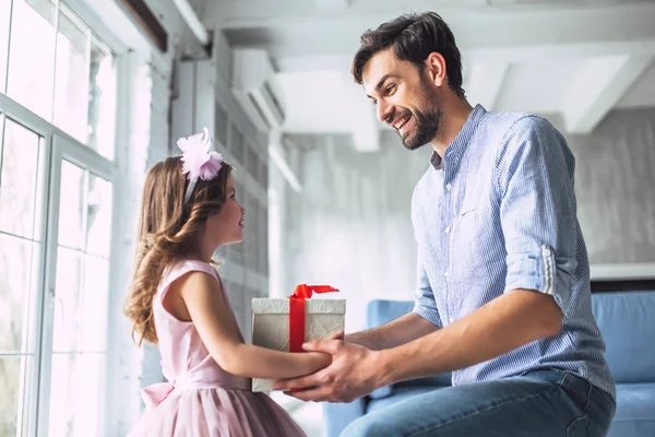 Quiero Papá Joven Guapo Casa Con Pequeña Linda Chica Feliz — Foto de Stock