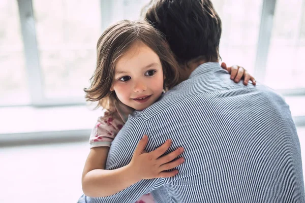 Quiero Papá Joven Guapo Casa Con Pequeña Linda Chica Feliz — Foto de Stock