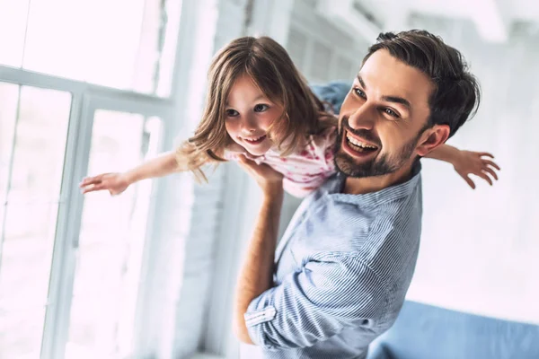 Quiero Papá Joven Guapo Casa Con Pequeña Linda Chica Feliz — Foto de Stock