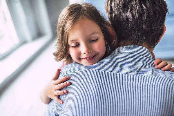 Aku Menyayangimu Ayah Pemuda Tampan Rumah Dengan Gadis Kecilnya Yang — Stok Foto