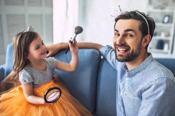 Amo Pai Jovem Bonito Casa Com Sua Menina Fofa Filha — Fotografia de Stock