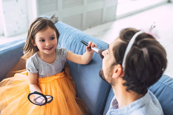 Amo Pai Jovem Bonito Casa Com Sua Menina Fofa Filha — Fotografia de Stock