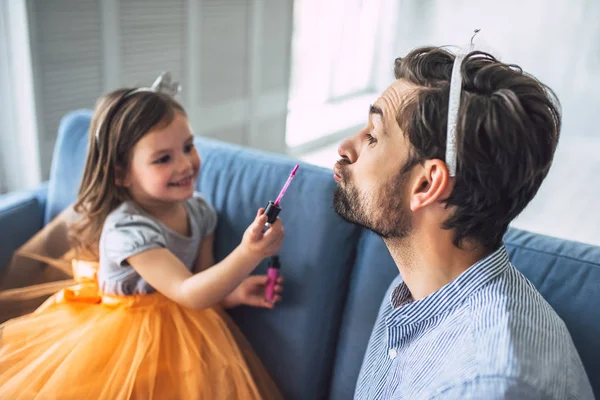 Hou Van Pap Knappe Jongeman Thuis Met Zijn Kleine Schattige — Stockfoto